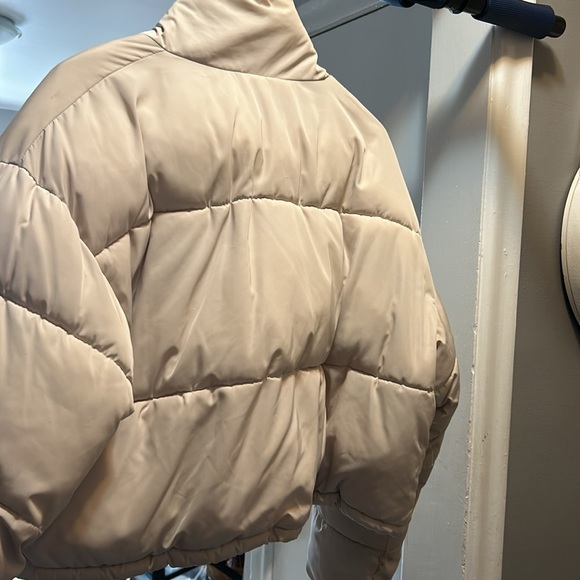 I’m selling those H&M puffer jacket size medium, only worn like 3 times - Picture 3 of 5
